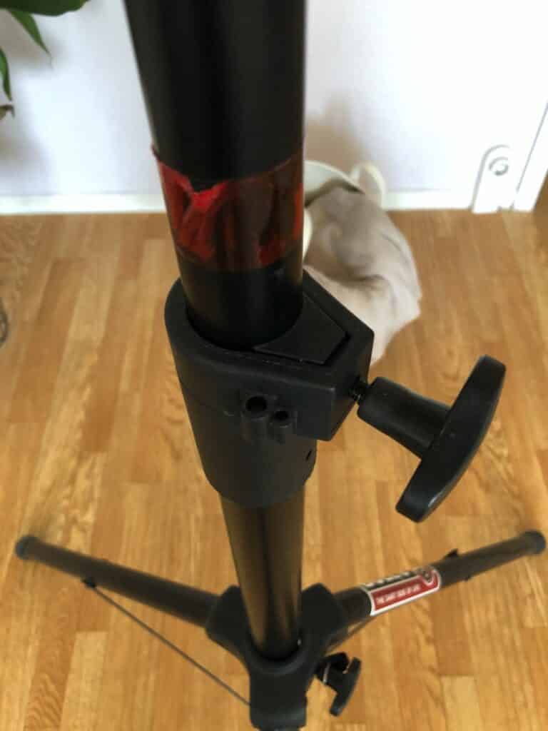 Bull's Mobile Dartstand obere Festziehschraube mit sichtbarer roter Markierung an der ausziehbaren Stange