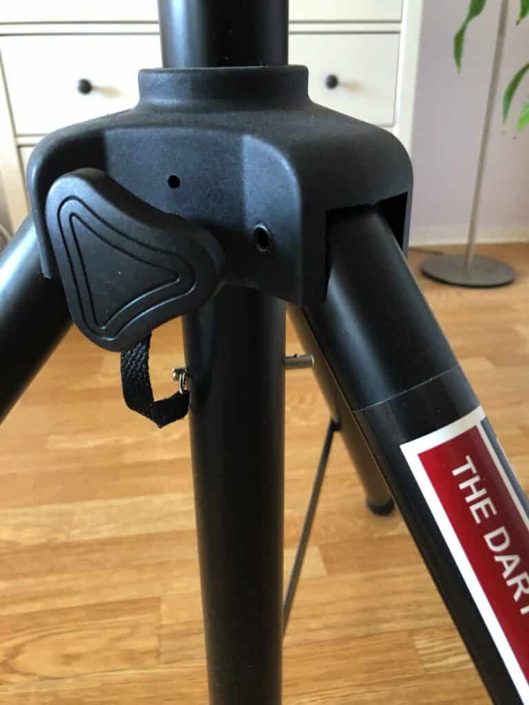 Bull's Mobile Dartstand untere Festziehschraube mit silbernem Sicherungsstift am Dreibein
