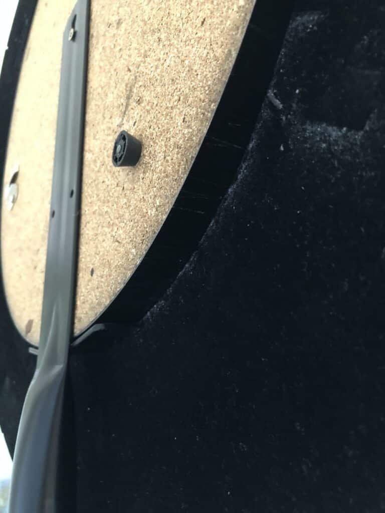 Bull's Mobile Dartstand Rückansicht mit Ablage – Surround-Ring sitzt nicht perfekt bündig wegen unterer Auflage