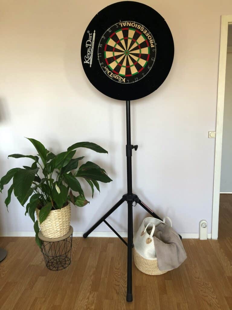Bull's mobiler Dartständer aufgebaut im Wohnzimmer – kompaktes Setup für Hobby-Dartspieler in der Mietwohnung